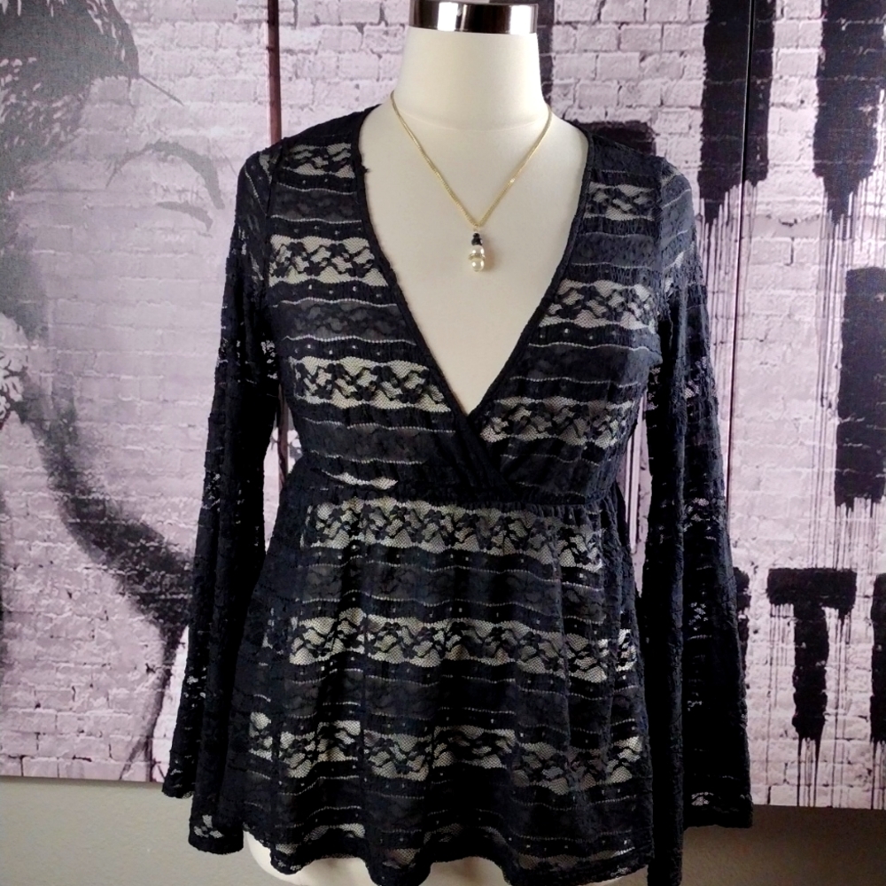 ❤️6 items for $30 sale!!❤️Torrid Black Lace Bell Sleeve Blouse EUC